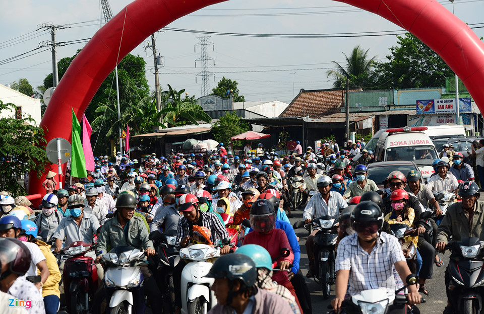 Dòng người ùn ùn lên cây cầu mới ở Đồng Tháp đi thử và chụp ảnh